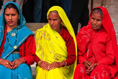 Fatehpur Sikri, Hindistan-Ocak 30: 30 Ocak 2011 Fatehpur Sikri, Hindistan kimliği belirsiz kadın sit Jama Mescidi avlusunda. Cami 1648 yılında İmparator Şah Cihan tarafından inşa edilmiştir