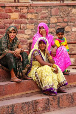 Fatehpur Sikri, Hindistan-Kasım 9: Jama Mescidi dışında adımlar kimliği belirsiz kadın oturup 9 Kasım 2014 Fatehpur Sikri, Hindistan. Cami 1648 yılında İmparator Şah Cihan tarafından inşa edilmiştir
