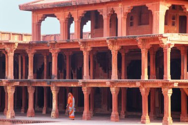 Fatehpur Sikri, Hindistan-Kasım 9: Fatehpur Sikri 9 Kasım 2014 karmaşık Hindistan, kimliği belirsiz bir kadın yürüyor. Fatehpur Sikri Hindistan'da babür mimarisinin en iyi korunmuş örneklerinden biridir