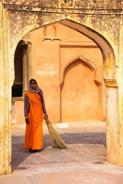Amber, Hindistan - 13 Kasım: Kimliği belirsiz bir kadın Amber Fort dördüncü avluda 13 Kasım 2014 Amber, Hindistan üzerinde duruyor. Amber Fort Jaipur bölgesinde ana turistik 's.
