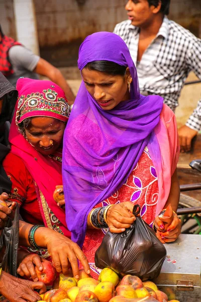 Fatehpur Sikri India Noviembre Mujer Identificada Compra Manzanas Mercado Callejero — Foto de Stock