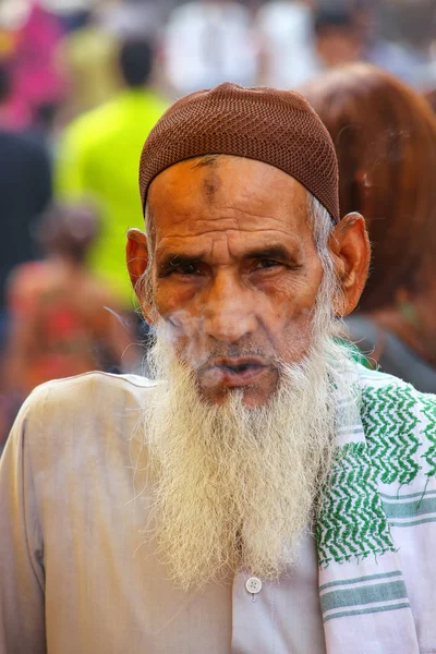 Fatehpur Sikri Indien November Oidentifierad Man Stående Röker Gatan Marknaden — Stockfoto