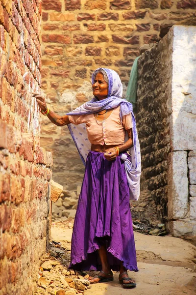 Fatehpur Sikri Indien November Oidentifierad Kvinna Står Gatan November 2014 — Stockfoto