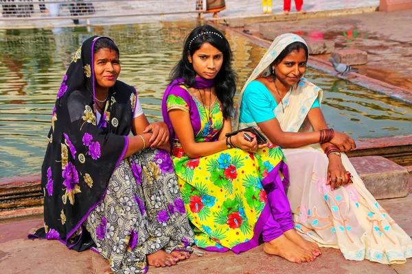 Fatehpur Sikri India November Unidentified Women Sit Pool Courtyard Jama — Stock Photo, Image