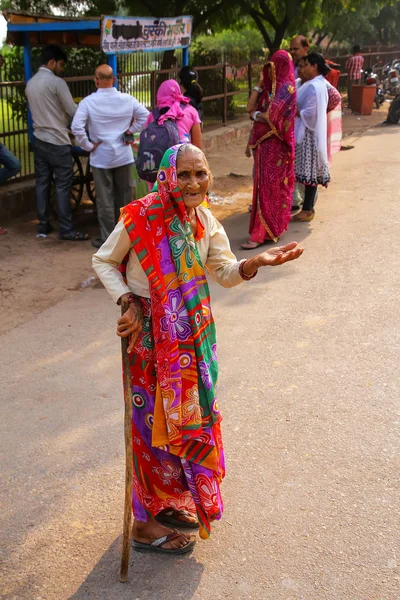 Fatehpur Sikri India Novembre Una Donna Non Identificata Prega Strada — Foto Stock