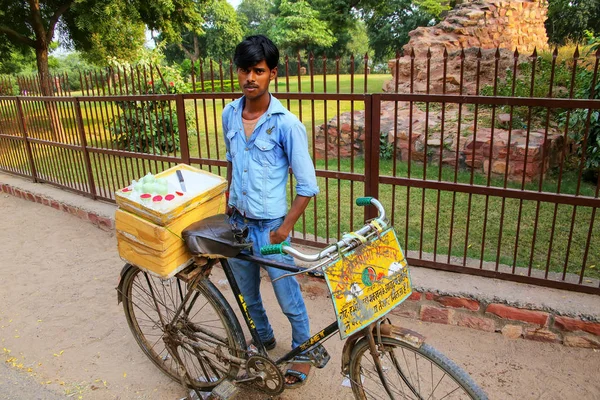 Fatehpur Sikri India Noviembre Hombre Identificado Vende Postres Fuera Jama — Foto de Stock