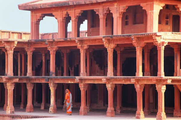 Fatehpur Sikri Indie Listopada Spacery Niezidentyfikowana Kobieta Fatehpur Sikri Złożonych — Zdjęcie stockowe