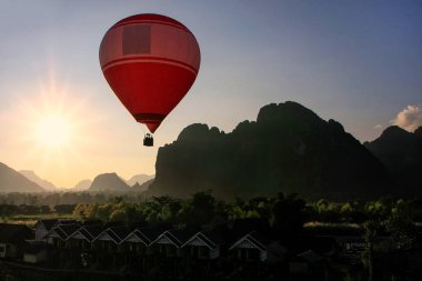 Sıcak hava balonu Vang Vieng, Vientiane ili, Laos'ta uçan. Vang Vieng macera turizm kireçtaşı karst peyzaj için popüler bir yer.