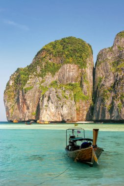 Longtail tekne Phi Phi Leh Adası, Krabi il, Tayland Maya koyunda demirlemiş. Mu Ko Phi Phi Milli Parkı parçası olduğunu.
