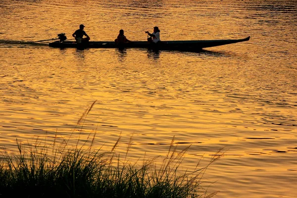 ラオス バンビエンの Nam 歌川の夕焼けボート シルエットの人々 ヴァンヴィエン 石灰岩カルスト風景の中の冒険の観光事業のための普及した行先 — ストック写真