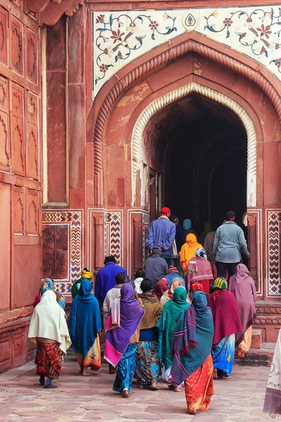 Ομάδα Των Ανθρώπων Που Περπατούν Στο Taj Mahal Συγκρότημα Στην — Φωτογραφία Αρχείου