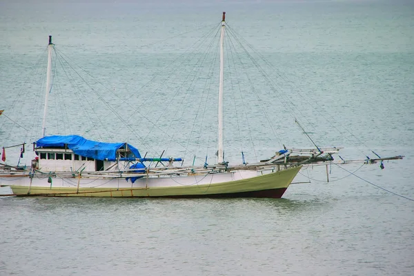 伝統的なアウトリガー ボート フローレス島 トゥンガラ州 インドネシアのラブアン島バホ町に停泊しています 町のローカル経済はフェリー港と観光を中心としました — ストック写真