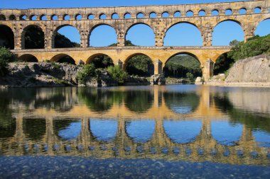 Su kemeri Pont du Gard Gardon Nehri Güney Fransa yansıtıyordu. Tüm yükseltilmiş Roma su kemerlerinin en yüksek olduğu.