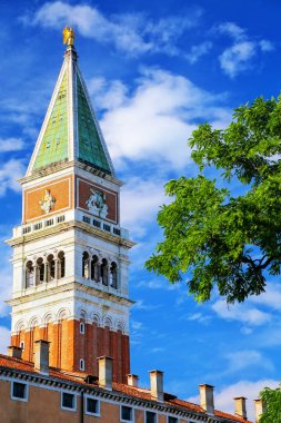 St. Mark 's Campanile Venedik, İtalya' daki Piazza San Marco 'da. Şehrin en çok tanınan sembollerinden biridir..