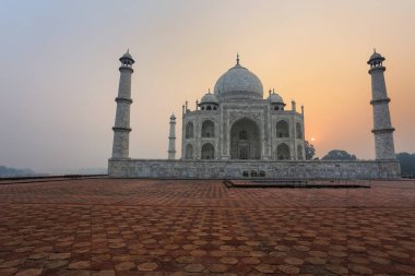 Gün doğumunda Taj Mahal, Agra, Uttar Pradesh, Hindistan. Taj Mahal 1983 yılında UNESCO Dünya Mirası listesine alındı..
