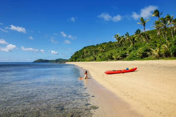 Junge Frau Mit Rotem Kajak Einem Sandstrand Insel Drawaqa Yasawas — Stockfoto