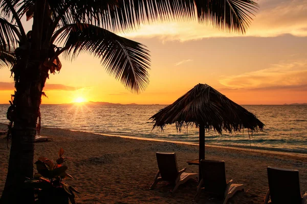 Sillas Sol Con Sombrilla Paja Una Playa Amanecer Isla Del — Foto de Stock
