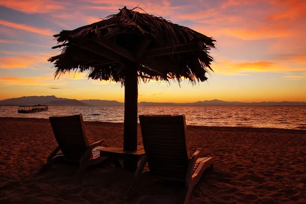 Silhouetted Sun Chairs Thatched Umbrella Beach Sunrise South Sea Island — Stock Photo, Image