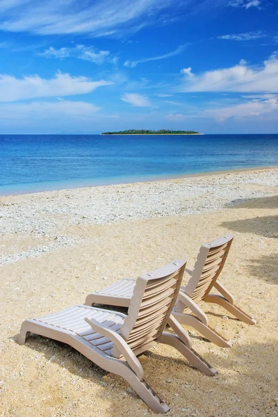 Cadeiras Sol Praia Areia Branca Ilha Mar Sul Grupo Mamanuca — Fotografia de Stock