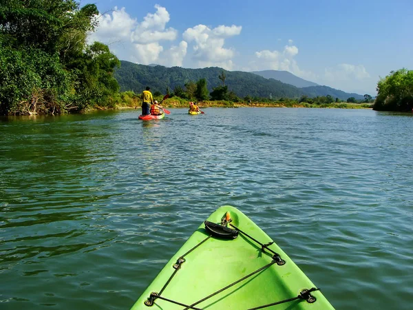 Gente Que Baja Por Río Nam Song Kayaks Cerca Vang —  Fotos de Stock