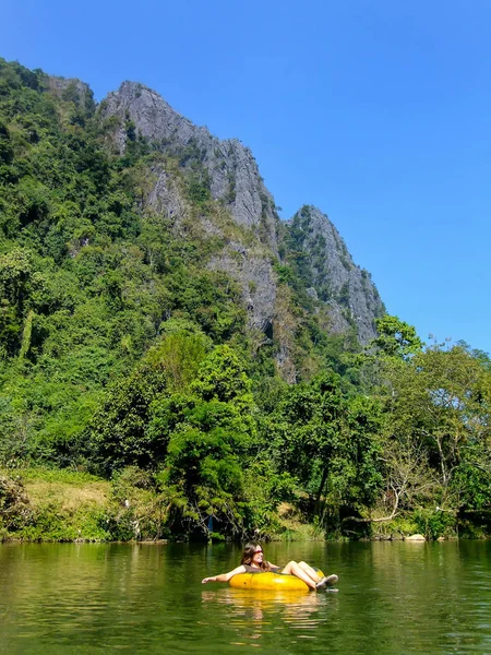 Турист Спускается Реке Нам Сонг Трубе Окружении Карстовых Пейзажей Ванг — стоковое фото