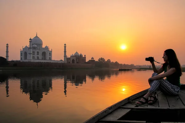 Mujer Observando Atardecer Sobre Taj Mahal Desde Barco Agra India — Foto de Stock