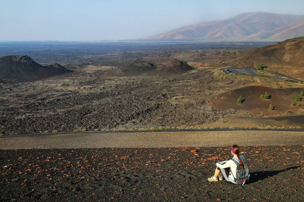 Woman Sitting Top Inferno Cone Craters Moon National Monument Idaho — Stock Photo, Image