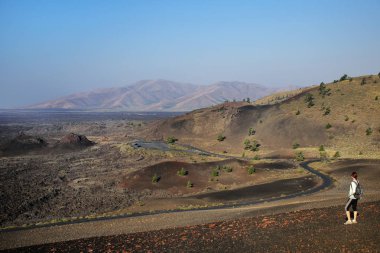 Inferno koni, kraterler ay Ulusal Anıtı, Idaho, ABD üst kısmında duran kadın