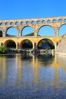 Su kemeri Pont du Gard Gardon Nehri Güney Fransa yansıtıyordu. Tüm yükseltilmiş Roma su kemerlerinin en yüksek olduğu.