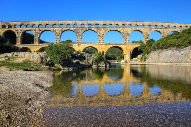 Su kemeri Pont du Gard Gardon Nehri Güney Fransa yansıtıyordu. Tüm yükseltilmiş Roma su kemerlerinin en yüksek olduğu.