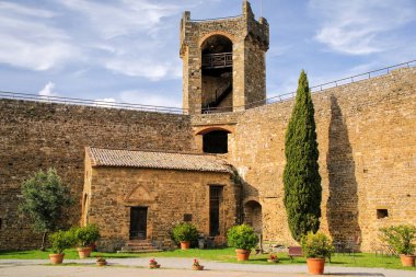 Val d'Orcia, Toskana, İtalya Montalcino kale avlusu. Kalenin tepesine şehrin en yüksek noktası 1361 yılında yaptırılmıştır.
