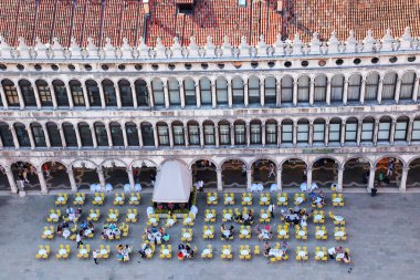 İtalya, Venedik 'teki Piazza San Marco' da açık bir kafe. Venedik, ünlü sanat ve mimarisi ile dünyanın en önemli turistik merkezlerinden biridir.