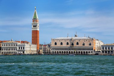 İtalya, Venedik 'te Campanile, Palazzo Ducale ve Biblioteca ile San Marco Meydanı manzarası. Bu binalar şehrin en çok tanınan sembolleri..