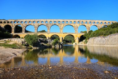 Su kemeri Pont du Gard Gardon Nehri Güney Fransa yansıtıyordu. Tüm yükseltilmiş Roma su kemerlerinin en yüksek olduğu.