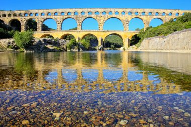 Su kemeri Pont du Gard Gardon Nehri Güney Fransa yansıtıyordu. Tüm yükseltilmiş Roma su kemerlerinin en yüksek olduğu.