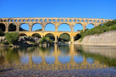 Su kemeri Pont du Gard Gardon Nehri Güney Fransa yansıtıyordu. Tüm yükseltilmiş Roma su kemerlerinin en yüksek olduğu.