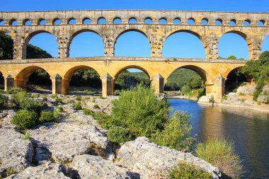 Su kemeri Pont du Gard ve Gardon Nehri Güney Fransa'da. Tüm yükseltilmiş Roma su kemerlerinin en yüksek olduğu.