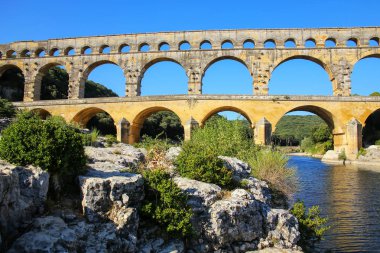 Su kemeri Pont du Gard ve Gardon Nehri Güney Fransa'da. Tüm yükseltilmiş Roma su kemerlerinin en yüksek olduğu.