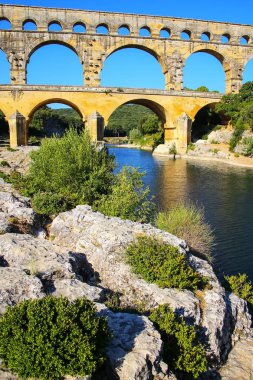 Su kemeri Pont du Gard ve Gardon Nehri Güney Fransa'da. Tüm yükseltilmiş Roma su kemerlerinin en yüksek olduğu.