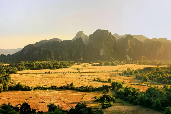 Widok Lotu Ptaka Pól Rolniczych Formacje Skalne Vang Vieng Laos — Zdjęcie stockowe