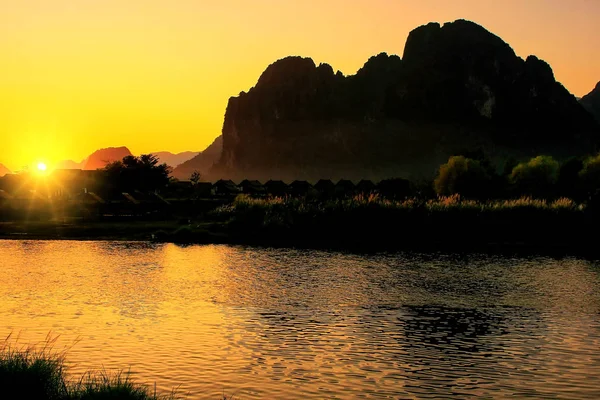 Sonnenuntergang Über Dem Nam Song Fluss Mit Silhouettierten Felsformationen Vang — Stockfoto