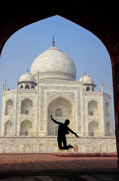 Taj Mahal Enmarcado Con Arco Mandíbula Con Mujer Saltando Sillhouetted —  Fotos de Stock