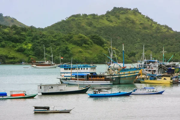 船停泊在纳闽岛巴约镇弗洛雷斯岛 努沙登加拉 印度尼西亚 小镇的地方经济围绕的渡轮码头和旅游 — 图库照片