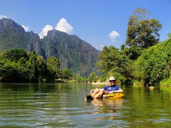 Turista Descendo Nam Song River Tubo Cercado Por Paisagem Cárstica — Fotografia de Stock