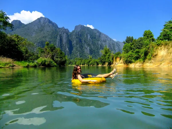 Turista Bajando Río Nam Song Metro Rodeado Paisajes Kársticos Vang —  Fotos de Stock