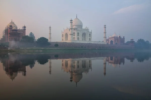 Utsikt Över Taj Mahal Med Tidig Morgondimma Återspeglas Yamuna River — Stockfoto