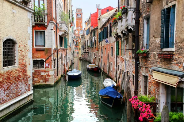 Casas Barcos Longo Canal Estreito Veneza Itália Veneza Está Situada — Fotografia de Stock