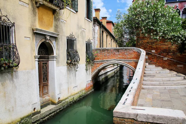 Πέτρινη Γέφυρα Πάνω Από Την Στενή Διώρυγα Στη Βενετία Της — Φωτογραφία Αρχείου