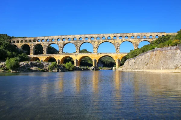 Su kemeri Pont du Gard Gardon Nehri Güney Fransa yansıtıyordu. Tüm yükseltilmiş Roma su kemerlerinin en yüksek olduğu.