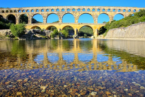 Aqueduc Pont Gard Réfléchi Dans Rivière Gardon Sud France Est — Photo